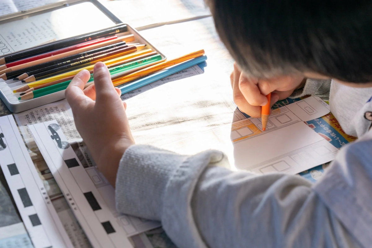 子供が電車の塗り絵に集中