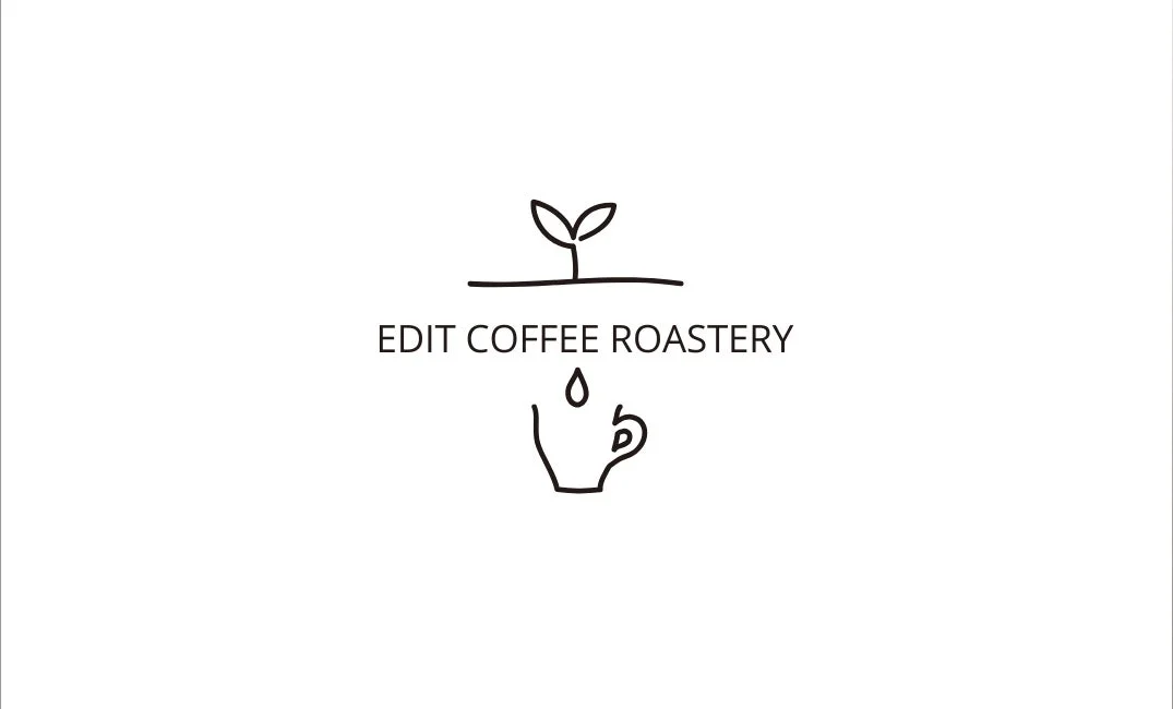白い背景に「EDIT COFFEE ROASTERY」という文字と、芽生えた植物、そしてコーヒーがカップに滴る様子を組み合わせたシンプルな線画のロゴマーク