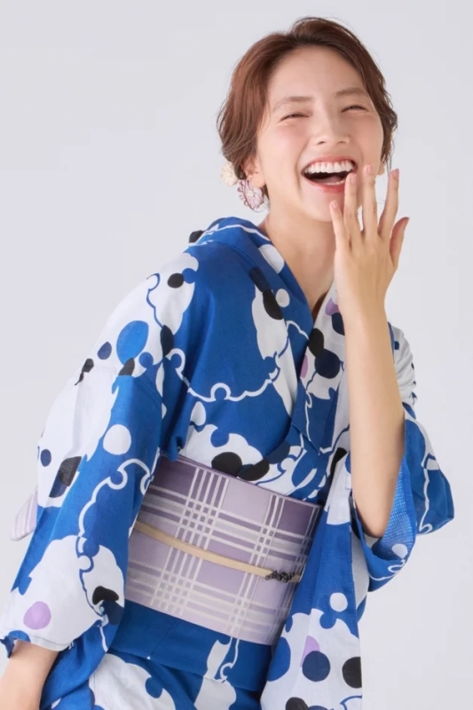 仁村紗和さんの青い浴衣姿