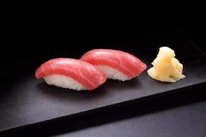 鮮やかな赤身のマグロの握り寿司