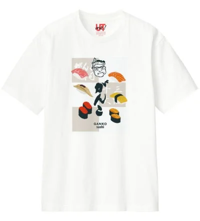 白いTシャツに、寿司職人のイラストとマグロ、サーモン、卵などの様々な寿司ネタが描かれたデザインです。「GANKO sushi」の文字も含まれており、ユニクロのUTコレクションの寿司をテーマにしたTシャツです。