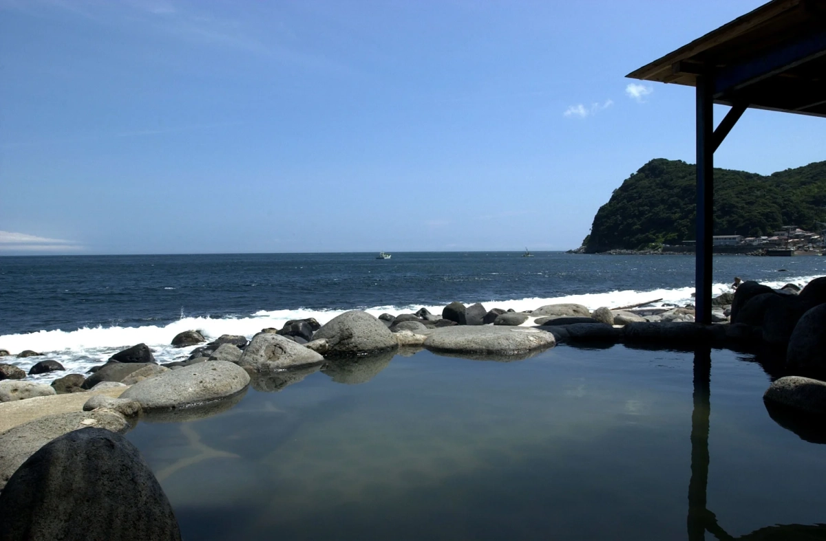 海辺の岩場にある露天風呂