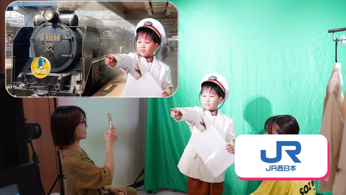 車掌の制服を着た子供がSLやまぐち号と合成された写真