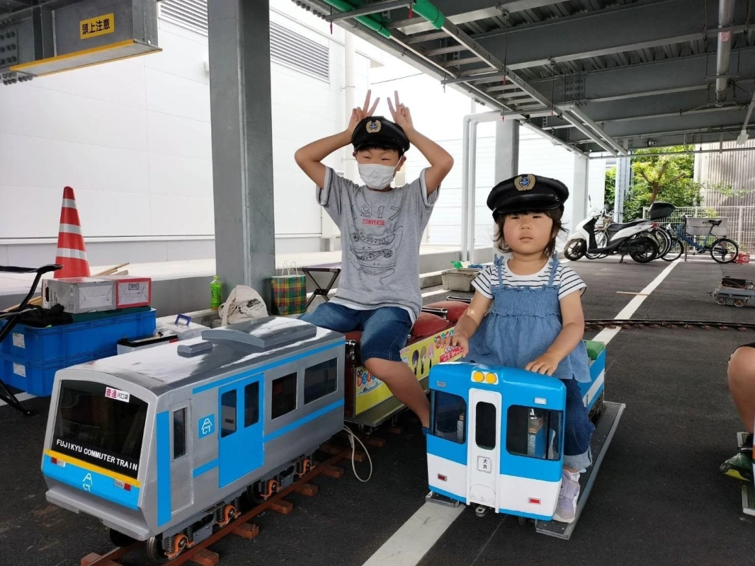 ミニトレインに乗る子供たち