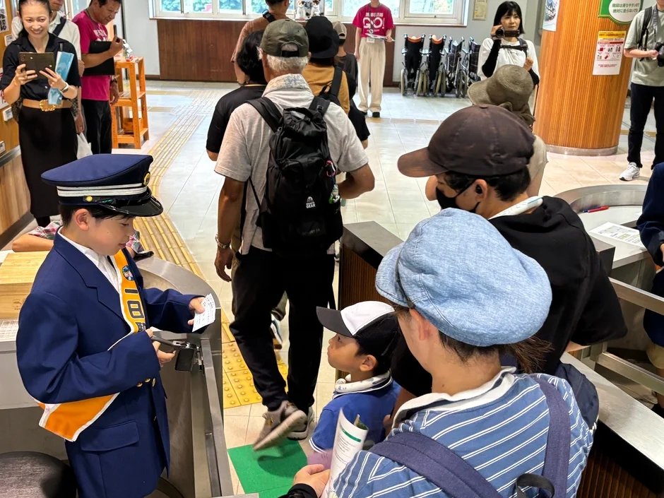切符を切る体験をするこども駅長