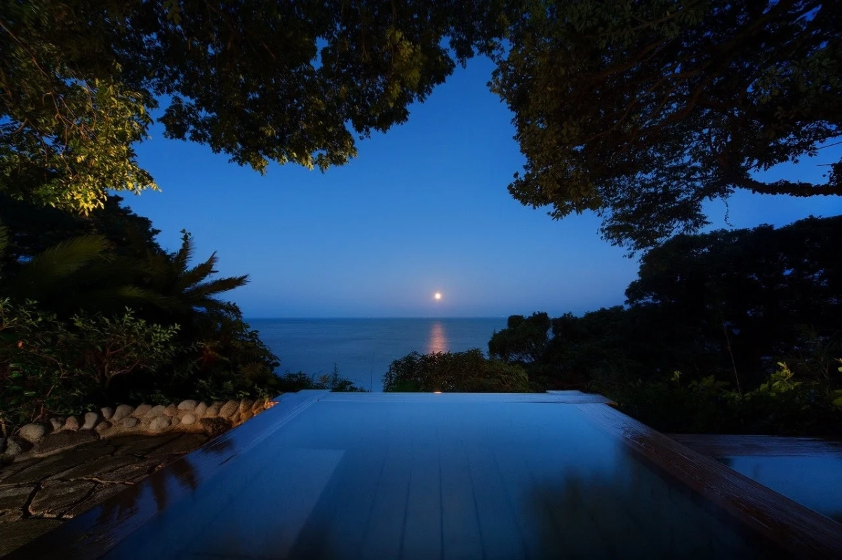 月明かりが海面に輝く夜の絶景