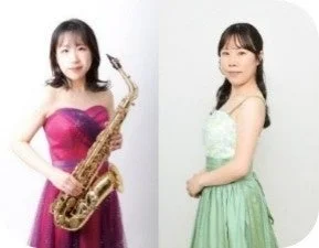 サックスを抱えた女性演奏者