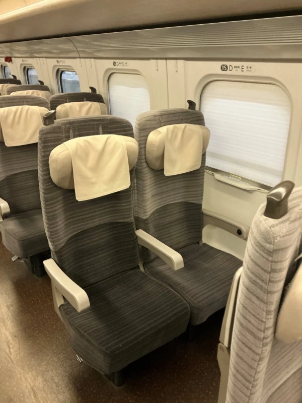 新幹線車内、2列シート