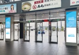 駅入り口のデジタルサイネージ