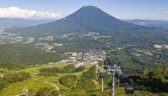 山と街並み、ゴンドラ