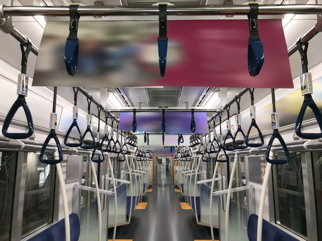 乗客のいない電車内の様子と広告