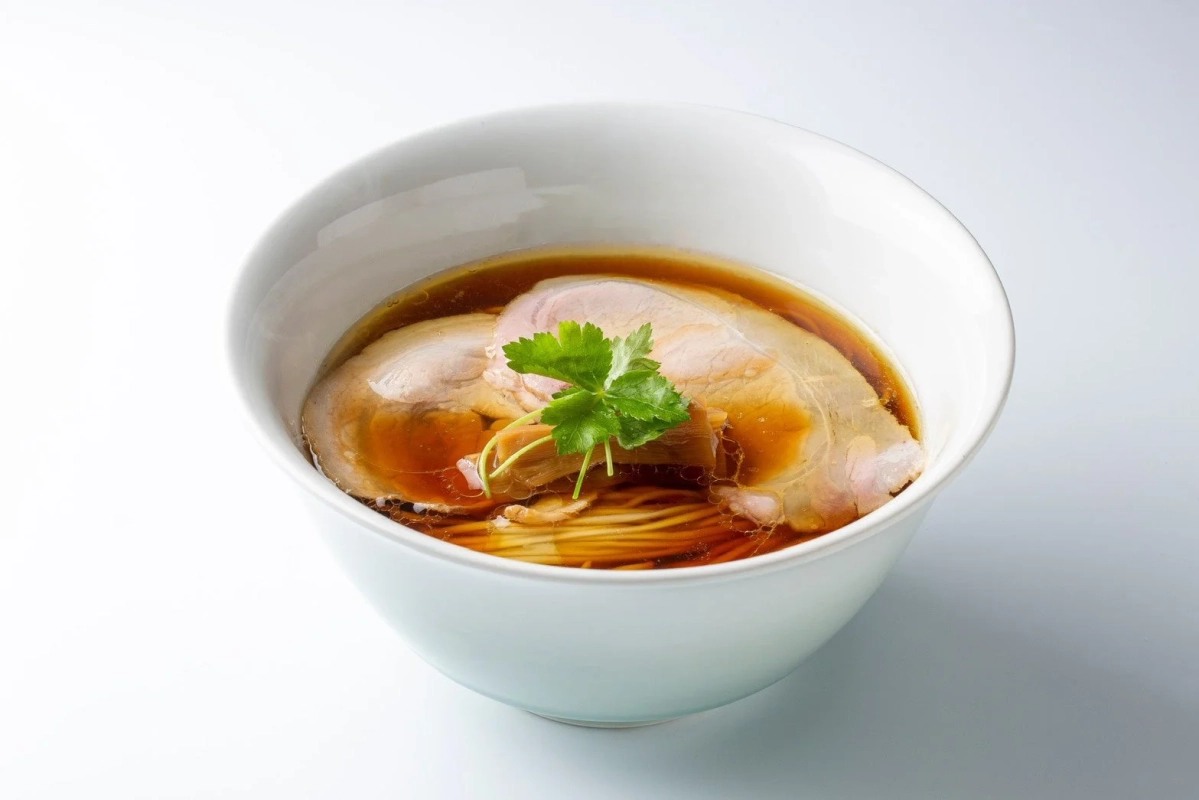 ラーメン,醤油ラーメン,チャーシュー麺,和食,麺料理,日本食,料理,食べ物,グルメ,シンプル,どんぶり,スープ,メンマ,三つ葉