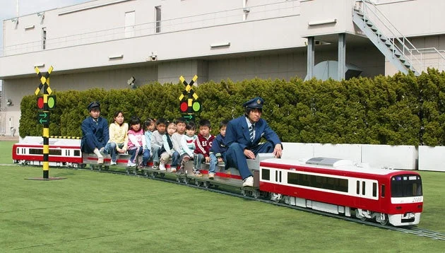 ミニ電車に乗る子どもたち