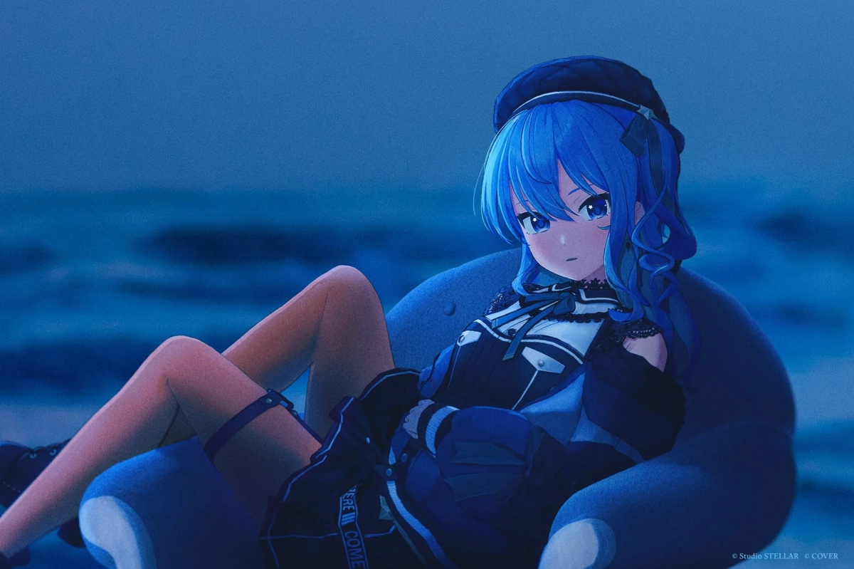 青い髪と青い目のアニメスタイルの少女が、暗い青色の背景の中、青い椅子に座ってリラックスしているイラスト。クールな色調で、物思いにふけるような表情が特徴的です。