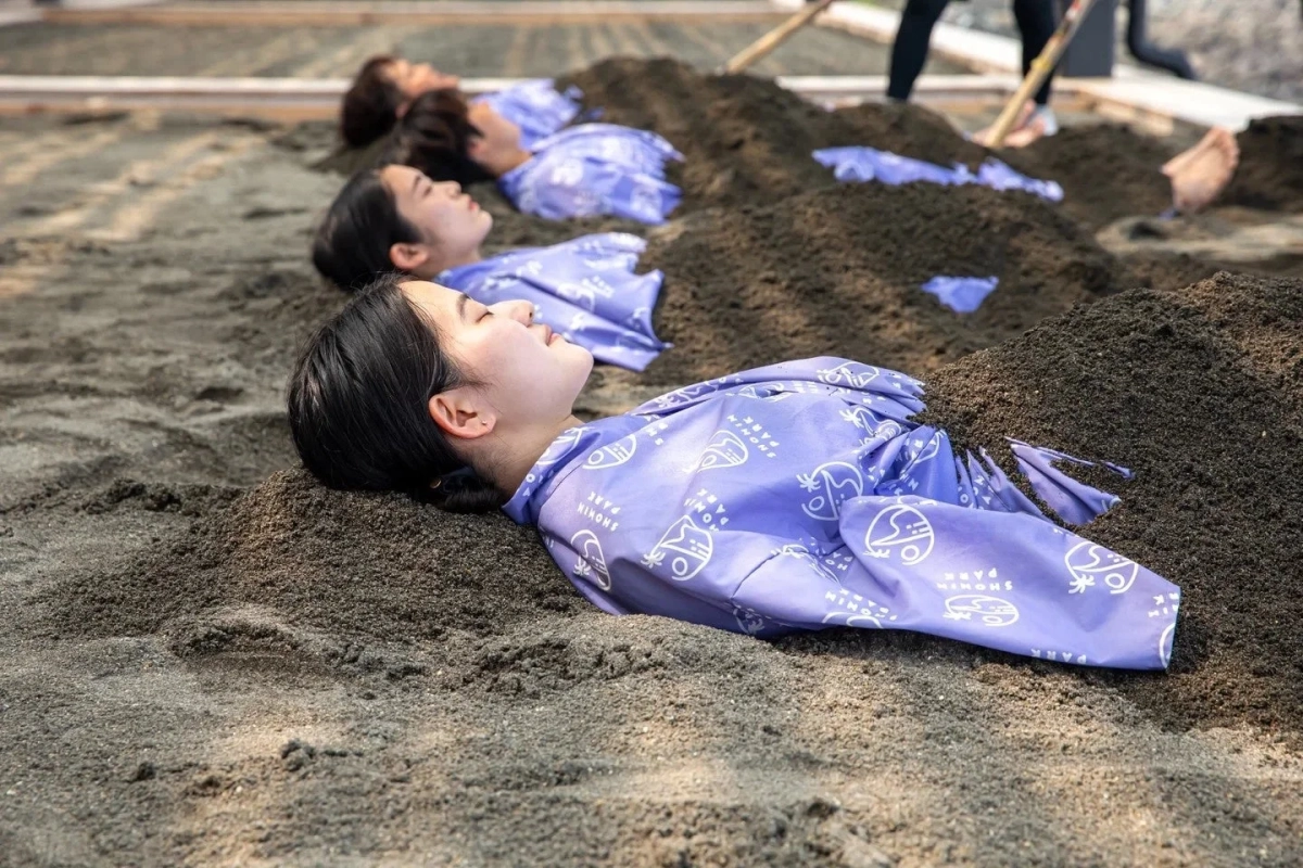 砂風呂,砂蒸し風呂,温泉,スパ,リラクゼーション,ウェルネス,美容,デトックス,女性,紫色の浴衣,健康