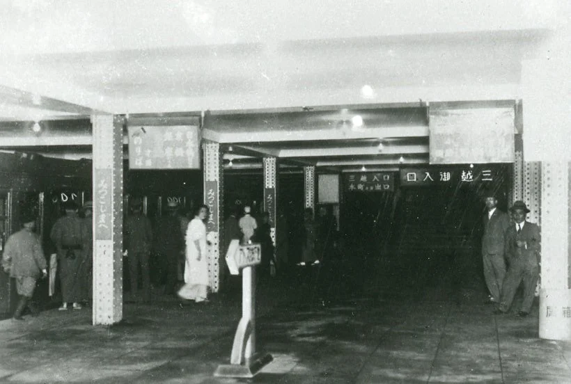 昭和時代の日本の駅構内または地下通路の様子を捉えた白黒写真
