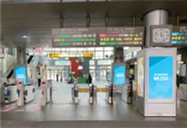 駅改札付近のデジタルサイネージ