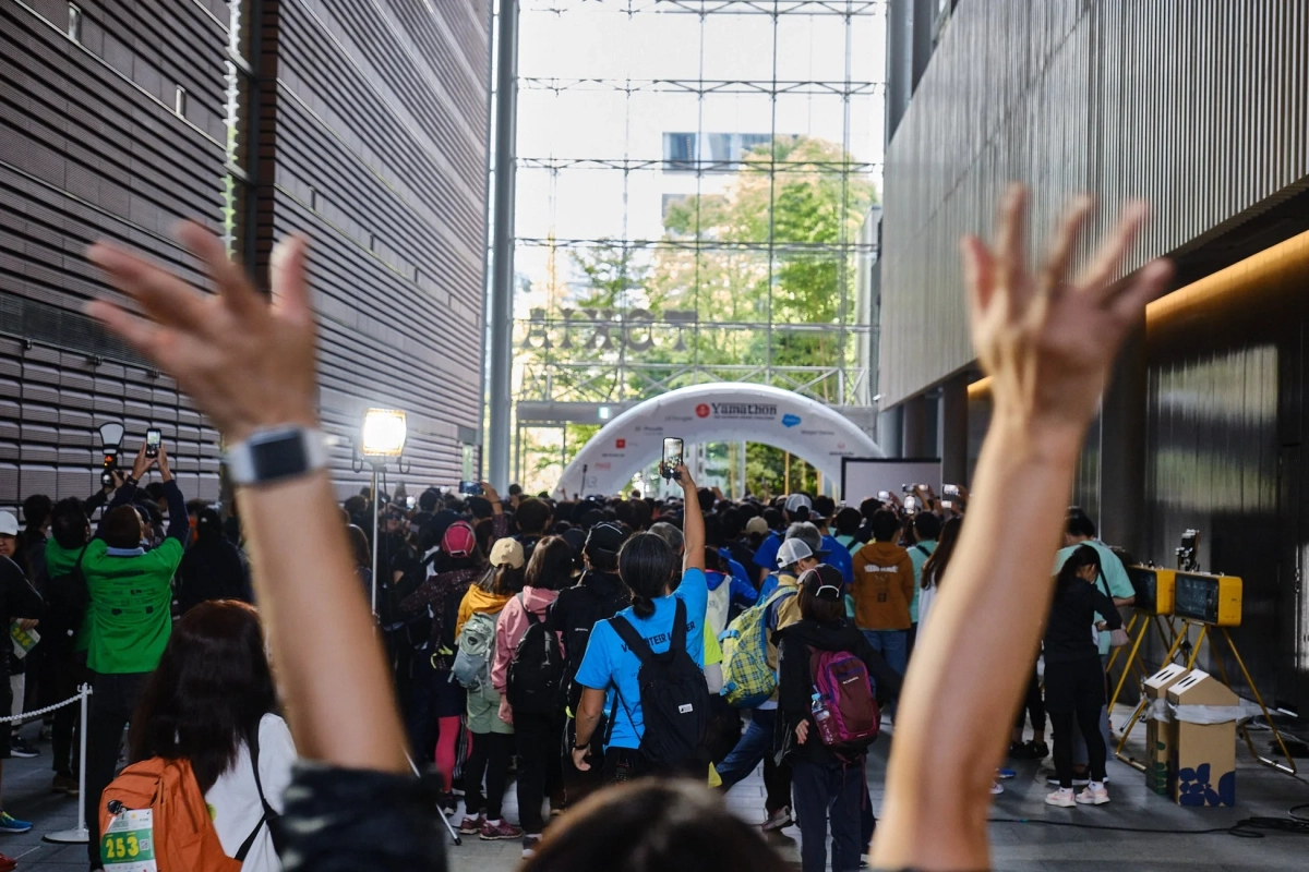 YamaThonイベント会場の入口に集まる人々