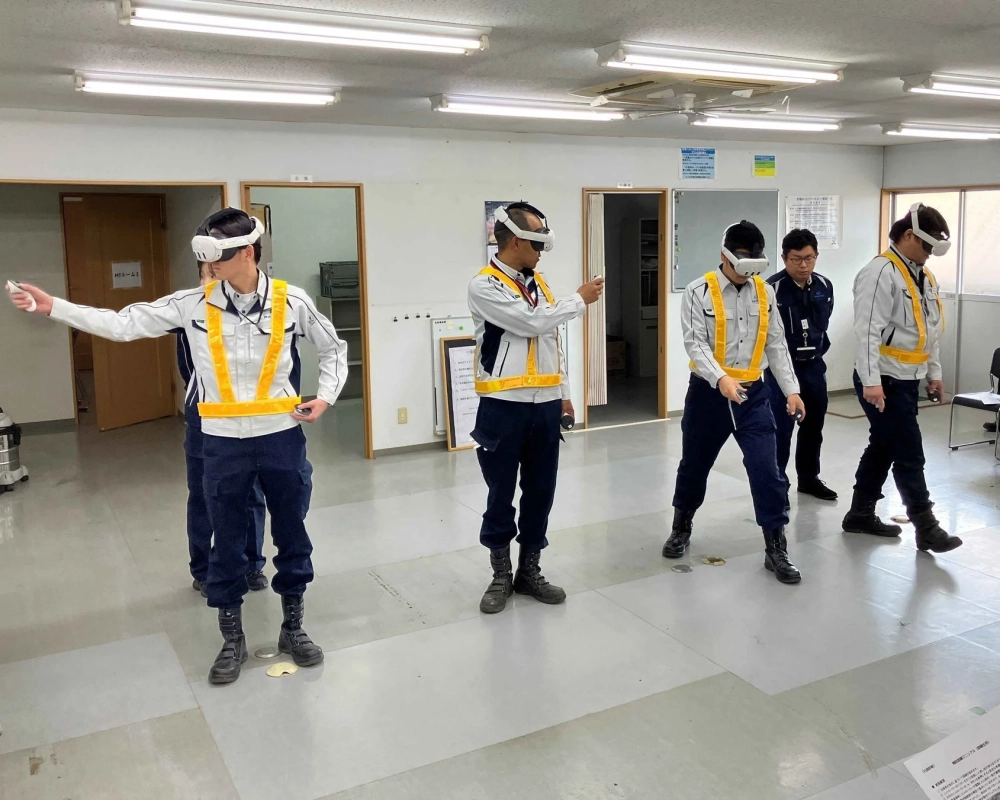 VRヘッドセットを装着して訓練を受ける作業員たち