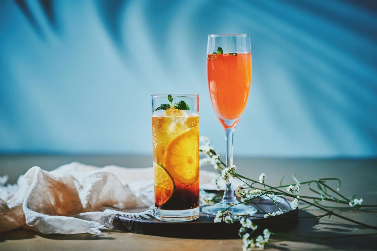 オレンジとミントで飾られた冷たい飲み物