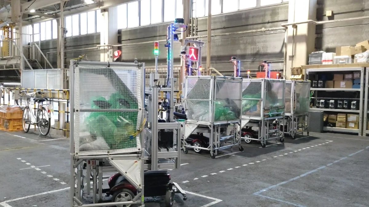広々とした屋内で、複数の自律移動ロボットが並べられています。