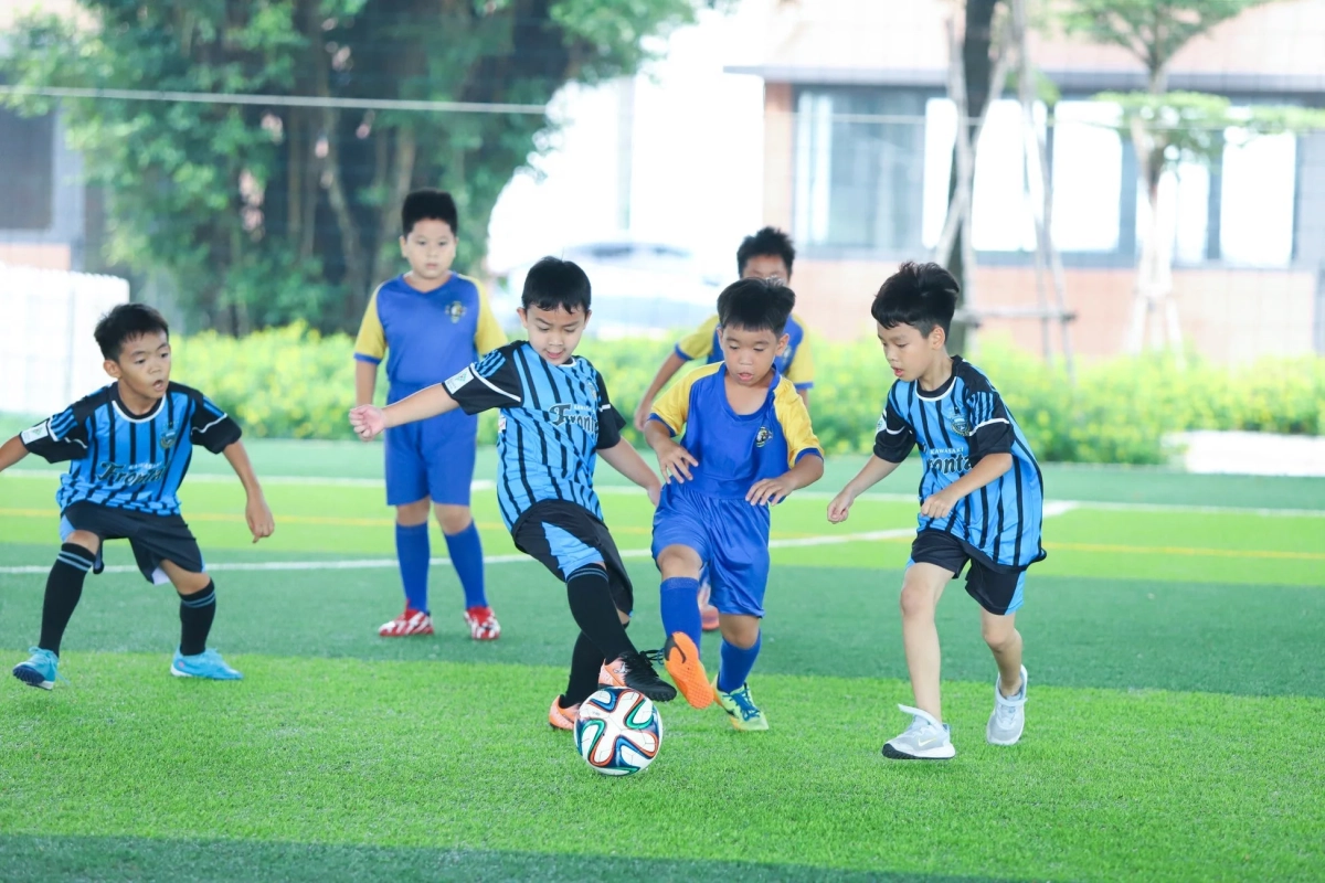 サッカーをする子供たち