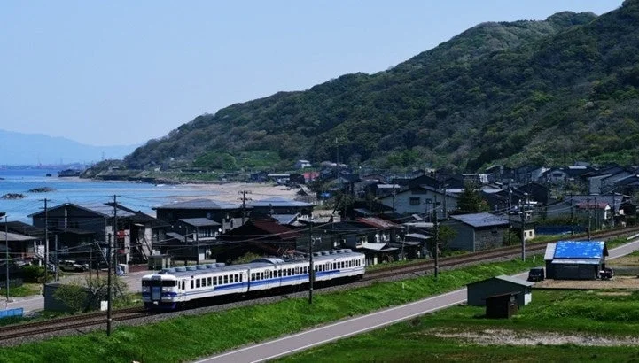海沿いを走る列車