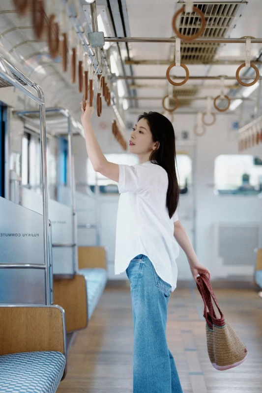 車内でくつろぐ茅原実里さん
