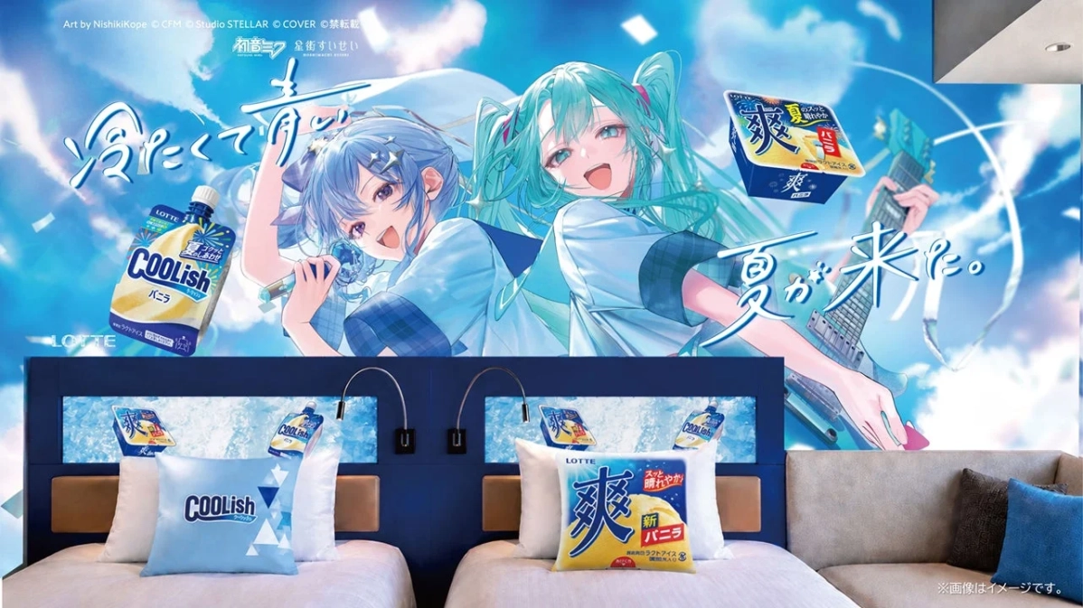 人気バーチャルシンガーの初音ミクとVTuberの星街すいせいが描かれたロッテのアイス「Coolish」と「爽」のコラボレーションルームです。壁一面に二人のイラストと商品がデザインされ、ベッドにはそれぞれのロゴ入りクッションが置かれています。夏らしく爽やかな青を基調とした空間です。