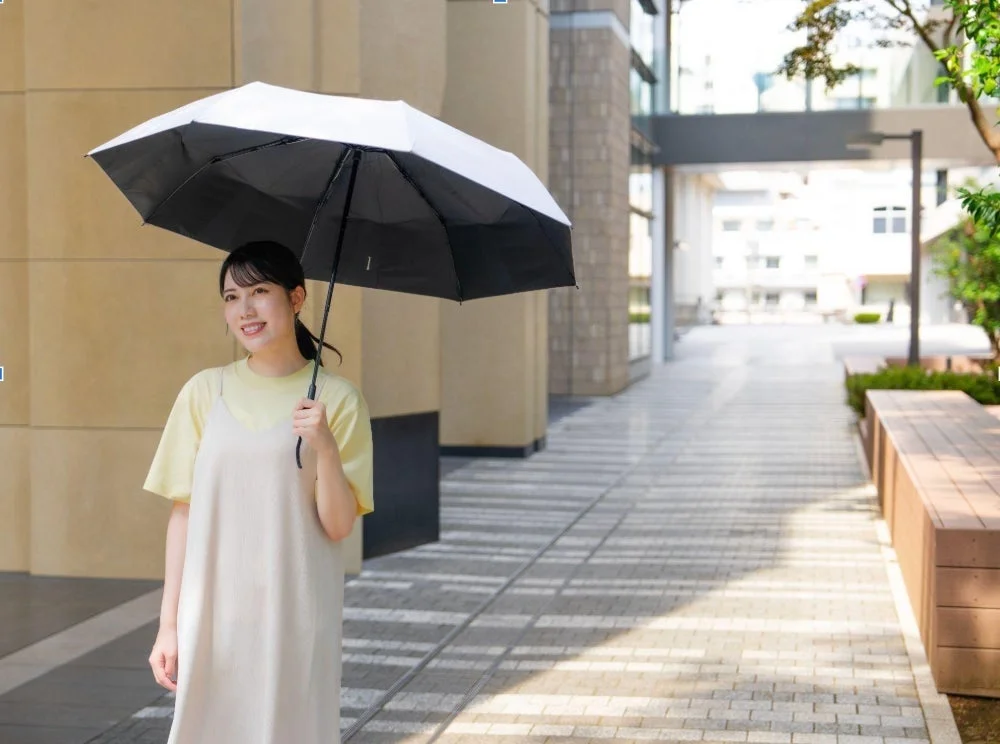 日傘を差す女性