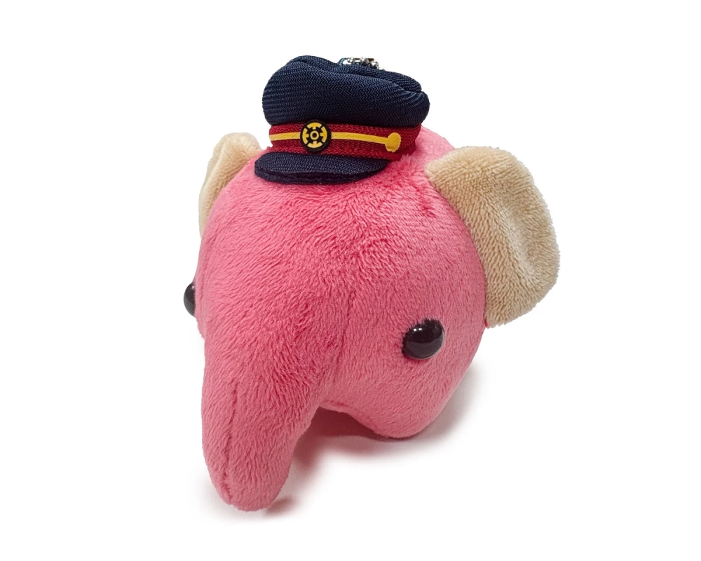 濃い青色の制帽をかぶったピンク色の象のぬいぐるみ