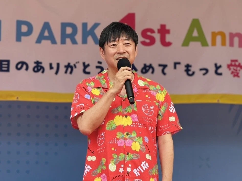 男性,スピーチ,マイク,アロハシャツ,イベント,記念,1周年,別府,公園,笑顔,司会