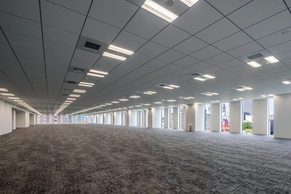 オフィス,空室,広々とした空間,カーペット,天井,蛍光灯,窓,不動産,商業施設,貸事務所,室内,建築,モダン