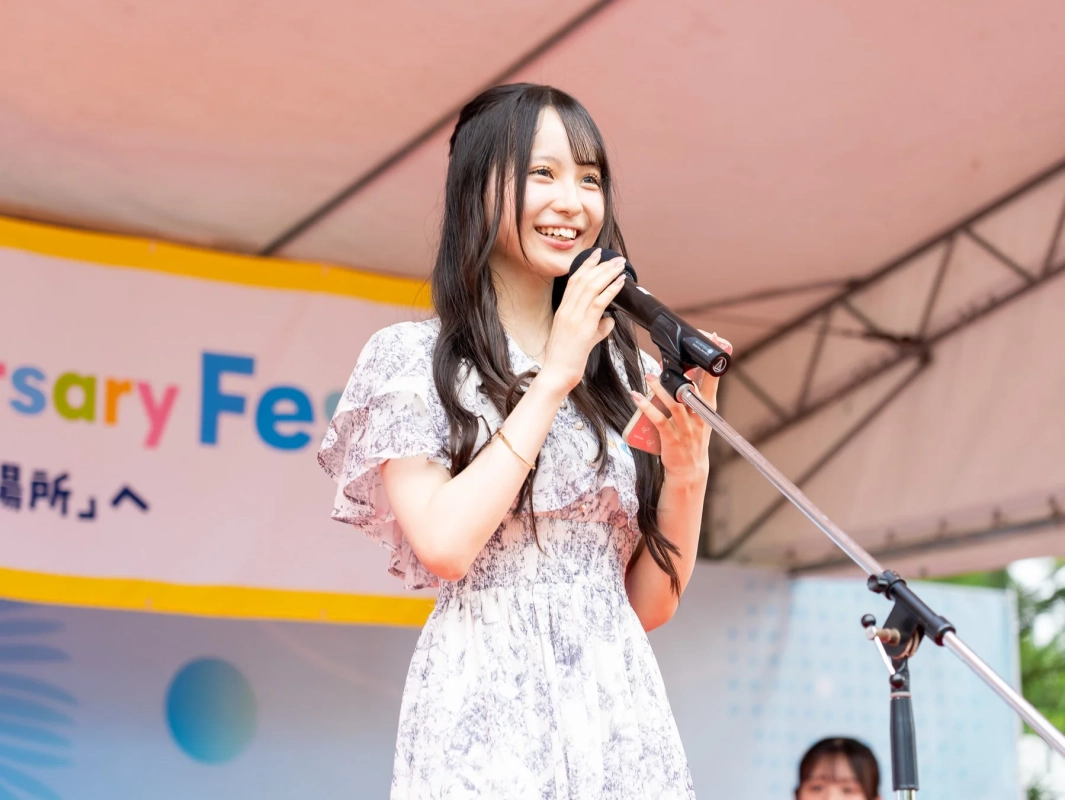 アイドル,女性,笑顔,ステージ,マイク,歌唱,ライブ,イベント,パフォーマンス,屋外,日本人,若い女性,フェスティバル