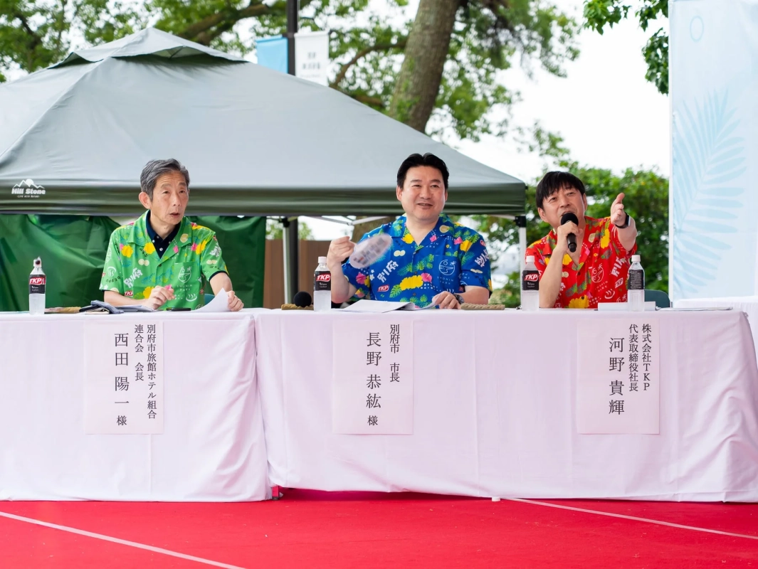 記者会見,イベント,屋外,別府市,ホテル組合,市長,企業社長,アロハシャツ,男性,会議,夏,プレゼンテーション