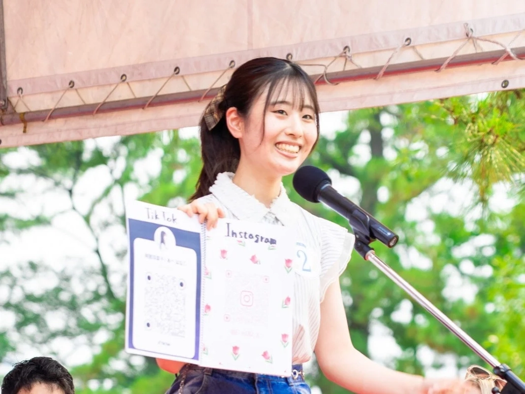 女性,笑顔,マイク,イベント,プレゼンテーション,ソーシャルメディア,TikTok,Instagram,QRコード,アイドル,若者,屋外
