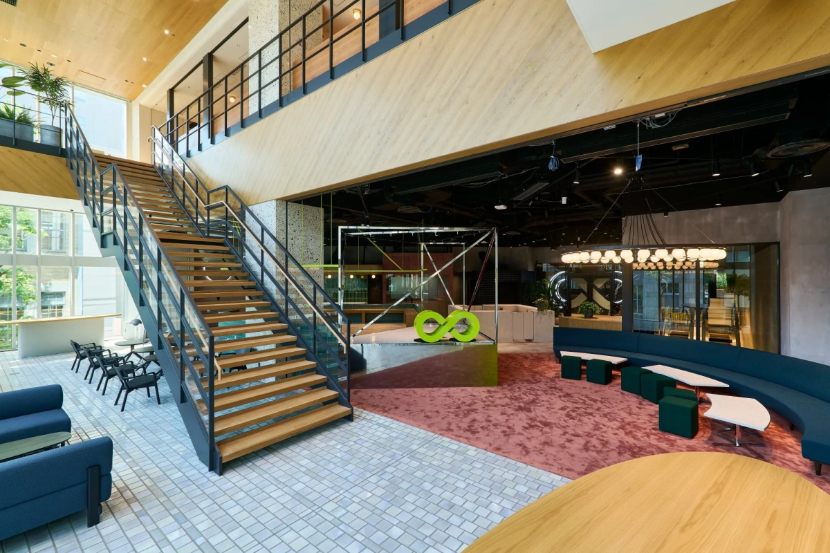 モダンインテリア, オフィス, ロビー, 階段, ラウンジ, コワーキングスペース, デザイン, 建築, コンテンポラリー, 木製, カーペット, ソファ, シャンデリア, インフィニティシンボル, 開放感, 自然光