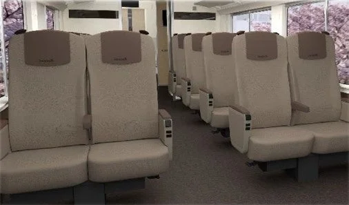 電車の車内、桜が見える窓