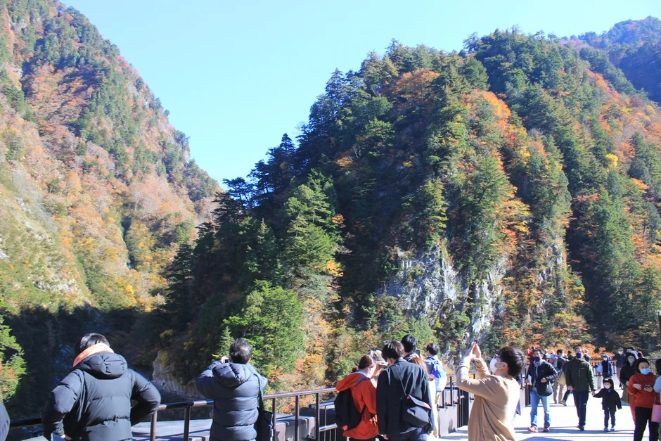 紅葉の渓谷と人々