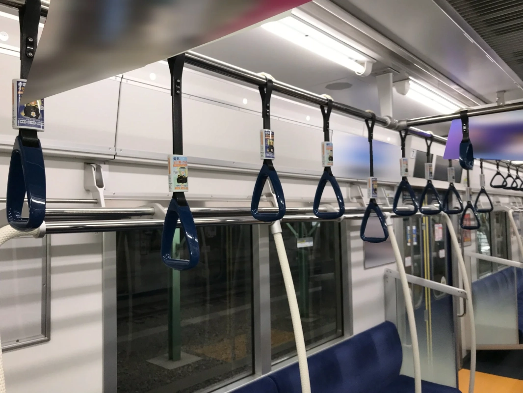 電車内の吊り革広告