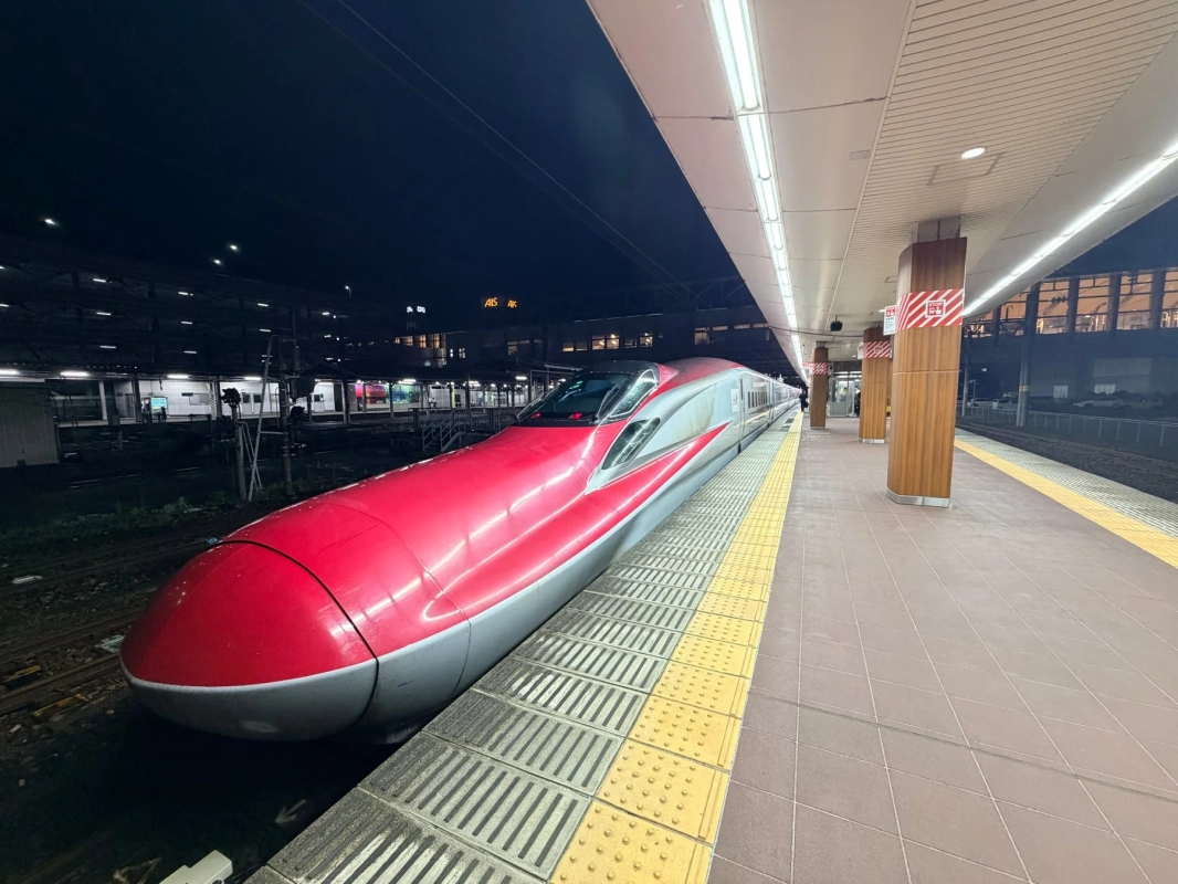 夜の秋田駅に停車するE6系こまち号