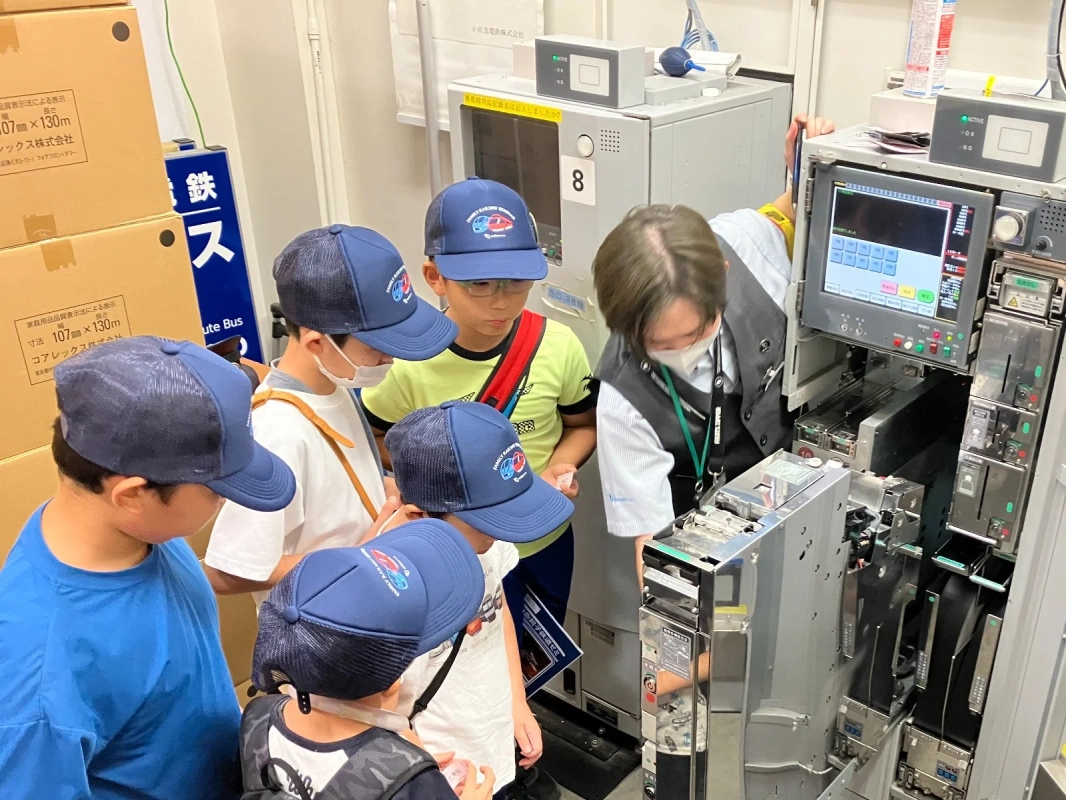 券売機見学の様子