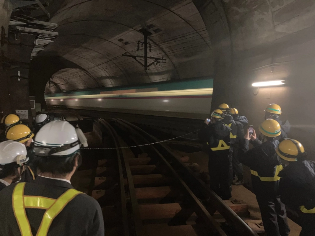 トンネル内の列車と作業員