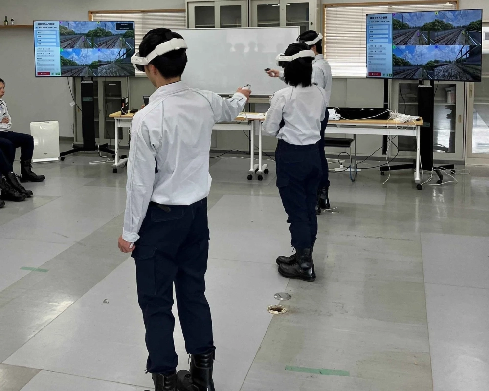 VR訓練の様子を示すモニターと参加者