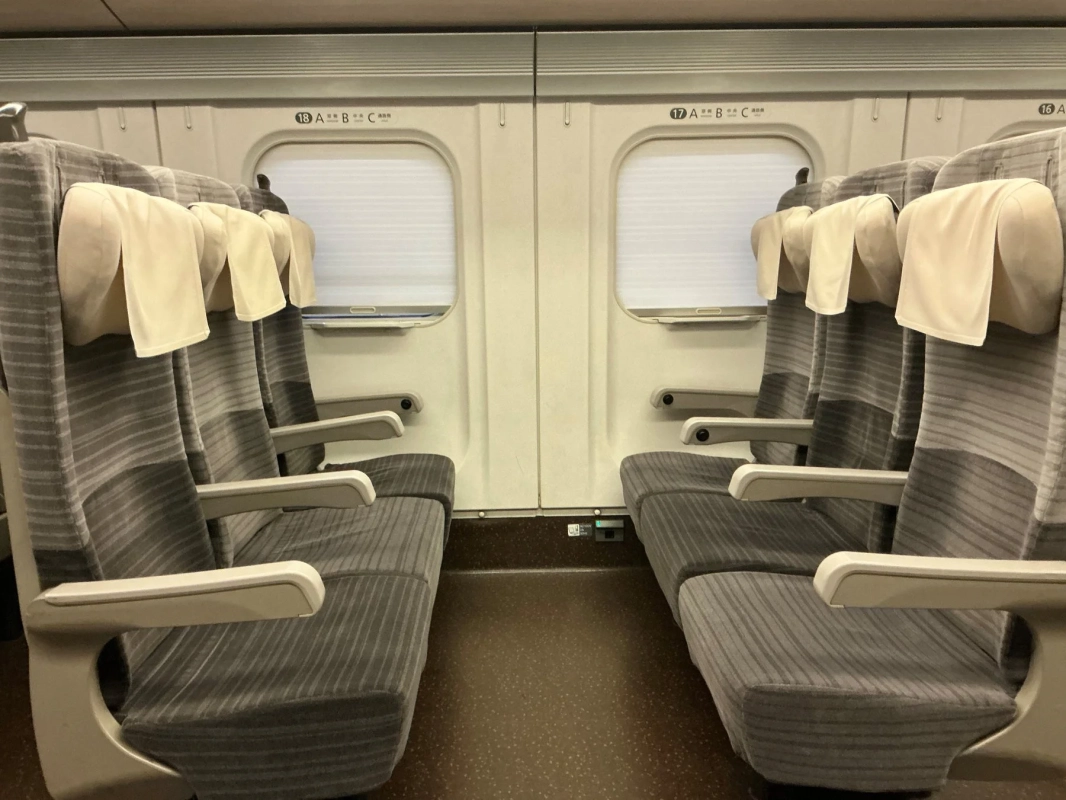 新幹線車内、3列シート