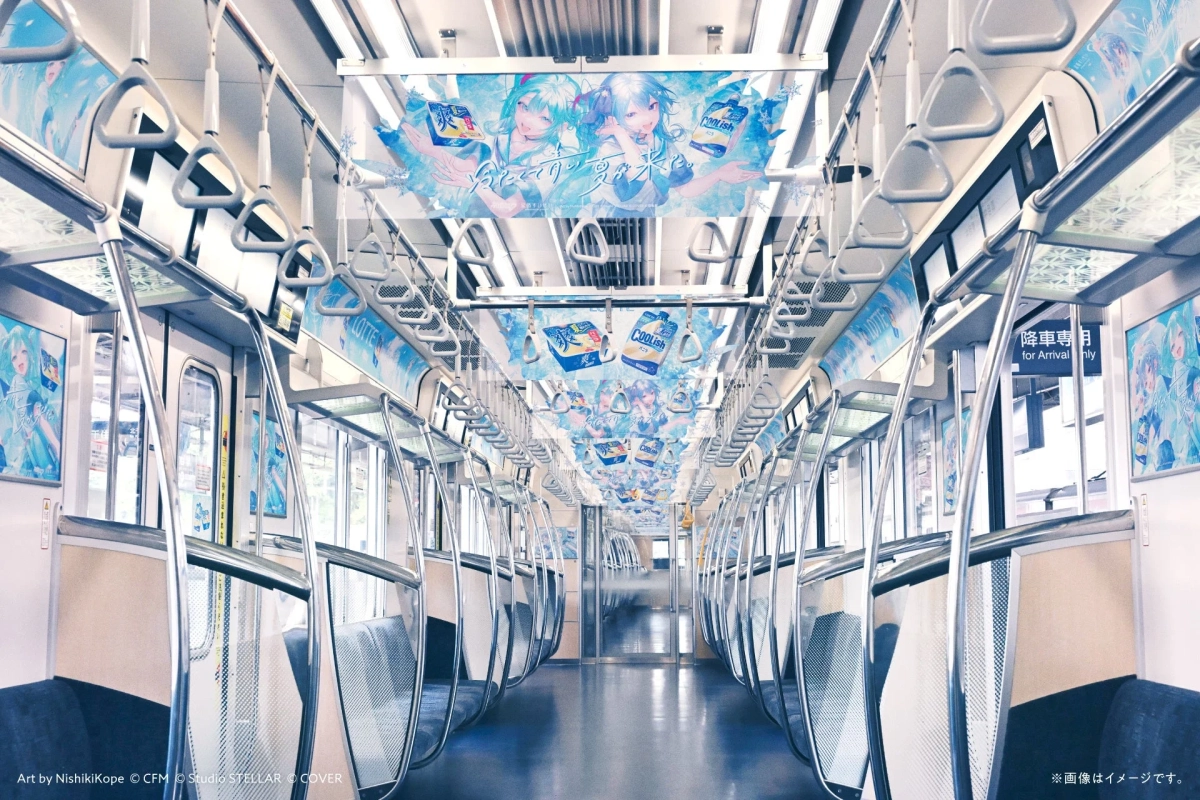 アニメキャラクターが描かれた「爽」と「クーリッシュ」のアイスクリーム広告で埋め尽くされた日本の電車内です。天井や窓の上など、車内全体が青を基調とした涼しげなデザインで装飾されており、夏向けのキャンペーンであることが伺えます。