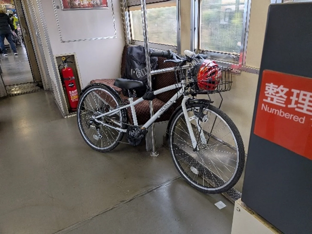 電車内に停車された自転車