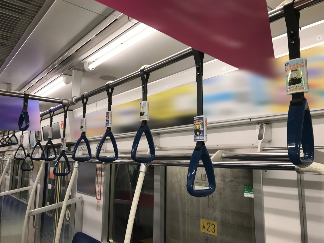 電気代節約を促す電車内の吊り革広告