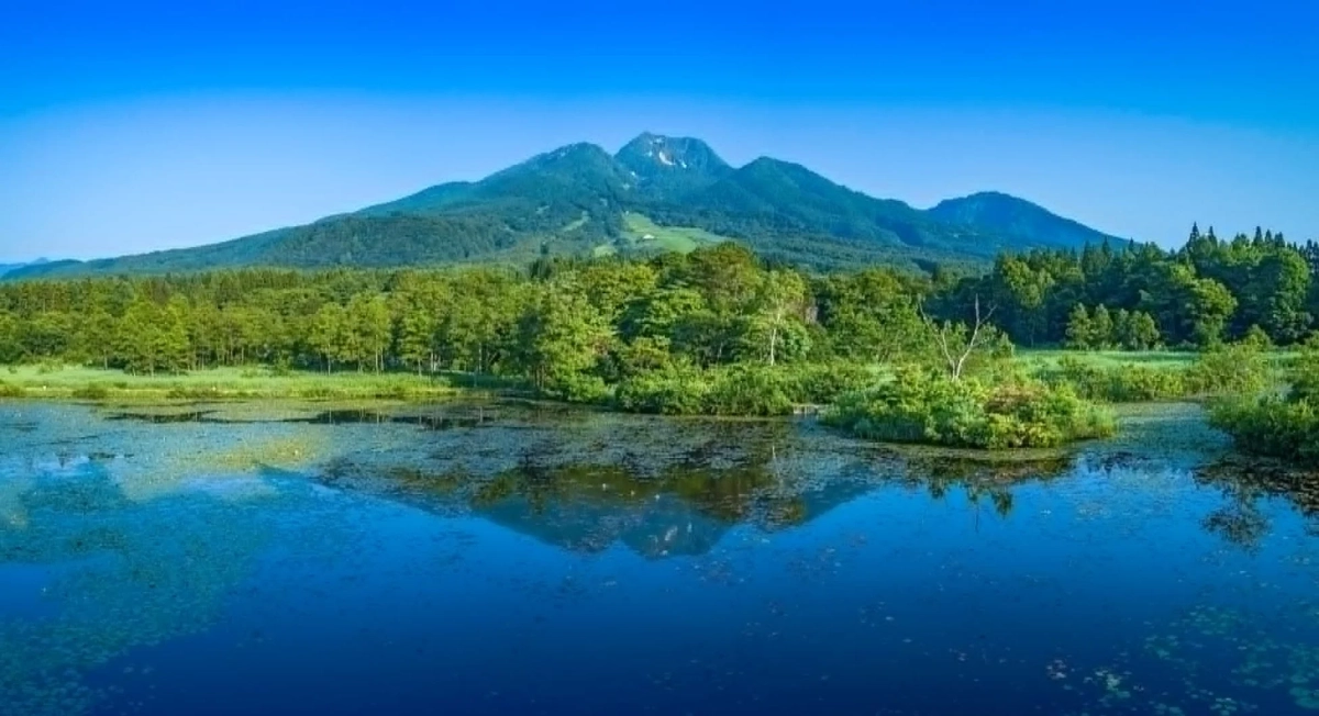 山、湖、森、自然の風景