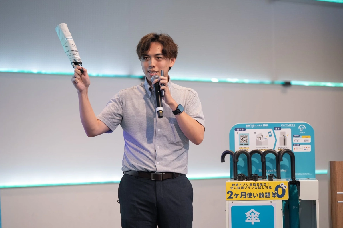 丸川氏プレゼン2、傘持ち